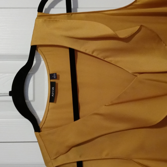 LAST CHANCE Sleeveless top - Picture 2 of 3